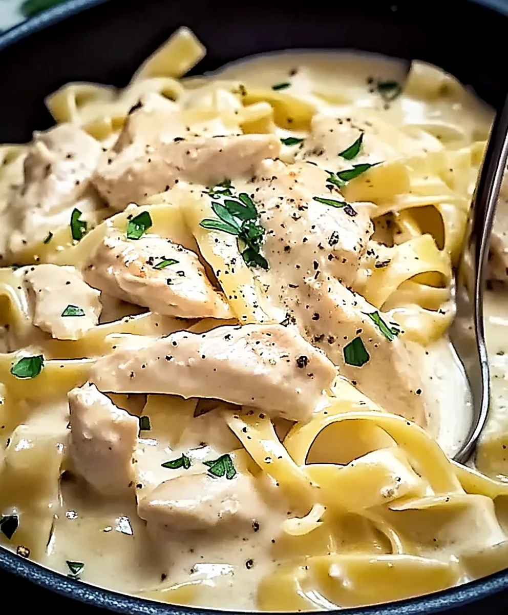 One pot Alfredo pasta with chicken and creamy Parmesan sauce